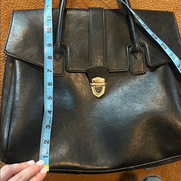Elegant Black Leather Handbag - Picture 16 of 16